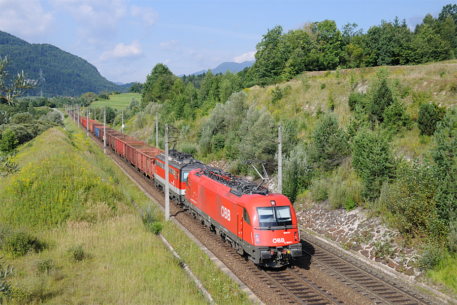 La 1216 011 avec une 1142 montent de Tarvisio vers Villach en t&ecirc;te d'un train de fret.