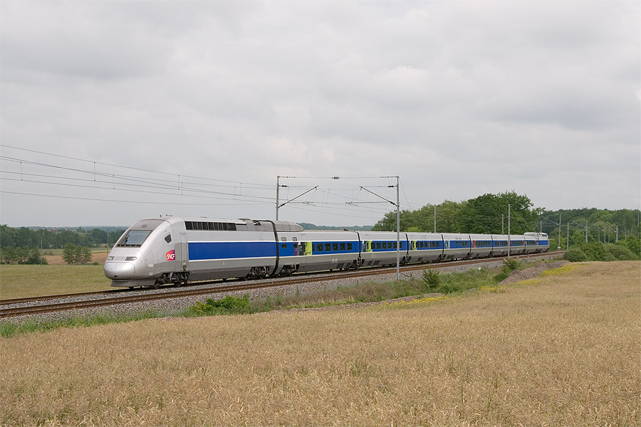 Passage &agrave; Loudrefing du train 809466 R&eacute;ding - Paris-Est. Il s'agit d'un train destin&eacute; &agrave; la formation du personnel, dans le cadre de la mise en service de la LGV Est Europ&eacute;enne le 10 juin 2007.