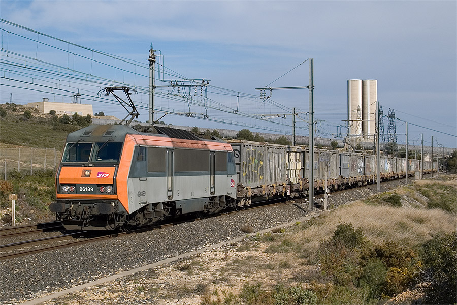Vue &agrave; Saint Chamas du train 476062 Marseille-Blancarde - Miramas (EP Ville de Marseille), 26189 en t&ecirc;te.