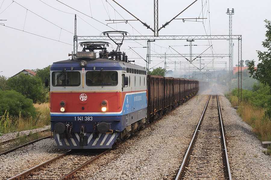 Train de fret en &eacute;vitement &agrave; Hrvatska Kostajnica, compos&eacute; de wagons tombereaux des ZRS, pour laisser passer le train 397 Zagreb Gl - Sarajevo.