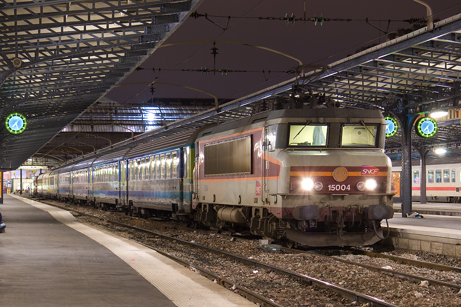 Le train T&eacute;oz n&deg; 1609 Paris-Est - Strasbourg au d&eacute;part de la gare de l'Est, avec une composition &agrave; 7 caisses.