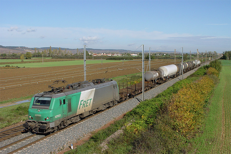 La 27023 &agrave; Meursault descendant en direction de Lyon, avec un train du lotissement.