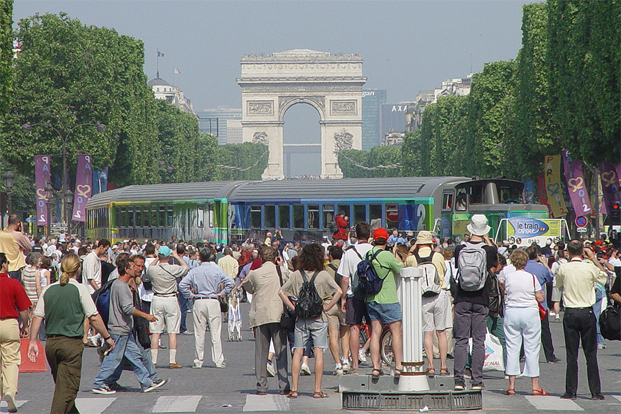 &Agrave; l'occasion de l'exposition Train Capitale, un train a circul&eacute; sur une ligne &eacute;ph&eacute;m&egrave;re, permettant ainsi pour la premi&egrave;re fois la circulation d'un v&eacute;ritable train sur la plus belle avenue du monde.
