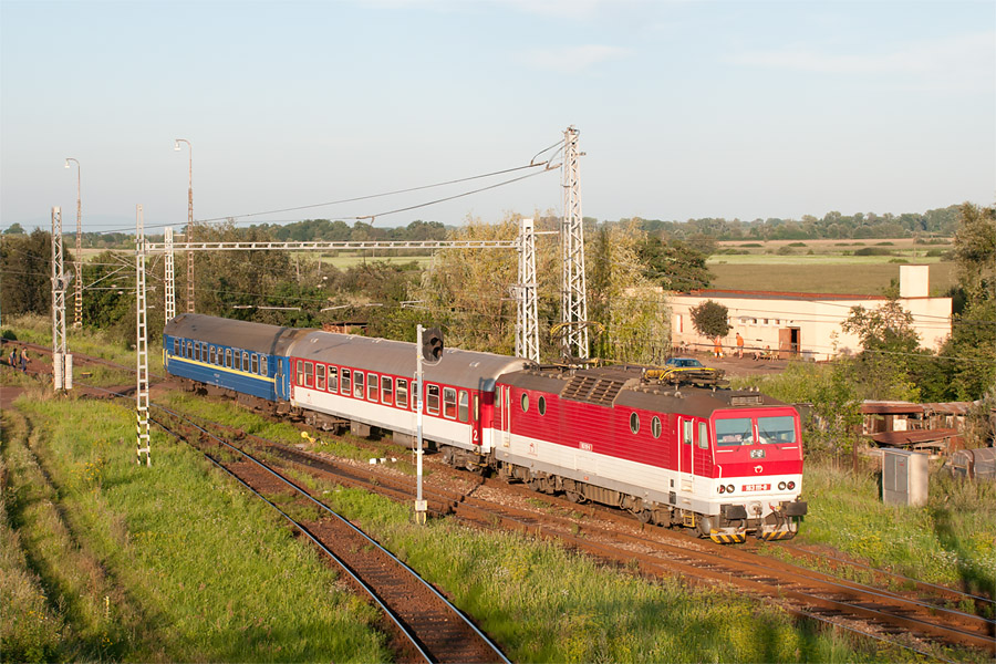 Le train 8865 Čop - Čierna nad Tisou arrive &agrave; destination. En seconde position, il achemine la voiture directe Kiev - Bratislava.