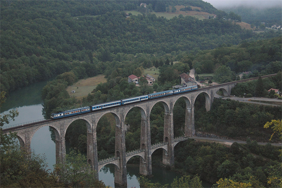 Passage au petit matin sur le viaduc de Cize-Bolozon du TER 882554 Oyonnax - Lyon-Perrache, avec sa composition &agrave; 5 caisses (trois XR entour&eacute;es de deux X 2800).