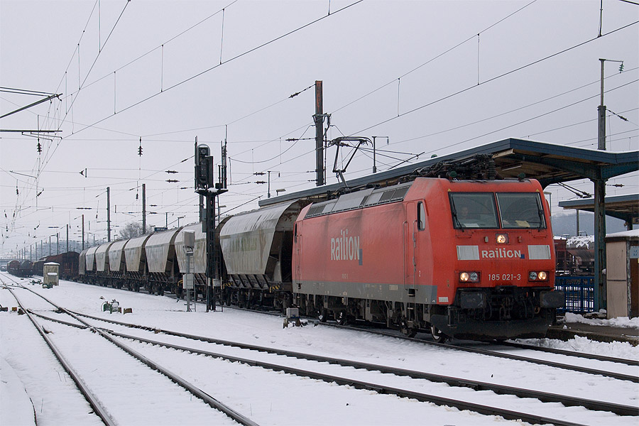 La BR 185 021-3, en t&ecirc;te d'un train de wagons c&eacute;r&eacute;aliers en provenance de Kehl, gar&eacute; en &eacute;vitement &agrave; R&eacute;ding avant de reprendre sa route vers Metz.