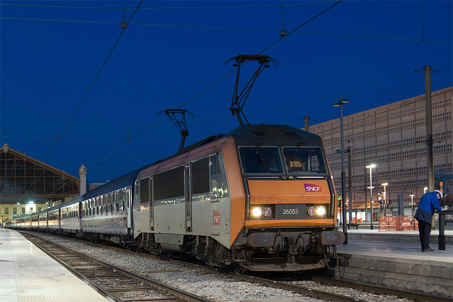 La BB 26053 en tête du train 4295 Strasbourg - Nice à Marseille-St-Charles. En tête au départ de Marseille, ce train achemine depuis Dijon-Ville, une tranche Luxembourg - Nice-Ville, comportant une voiture-lits T2.