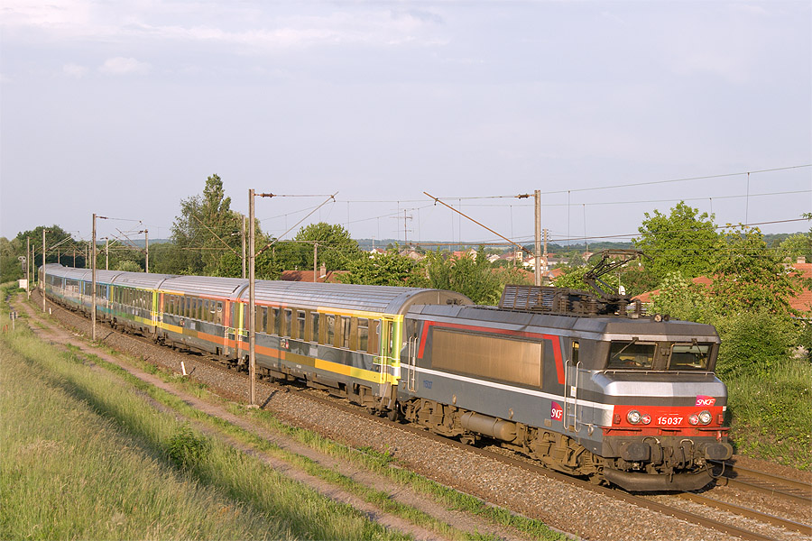 Le T&eacute;oz 1610 arrive &agrave; Sarrebourg, gare qu'il va desservir. C'est le dernier train de jour de la journ&eacute;e, qui relie Strasbourg &agrave; Paris.
