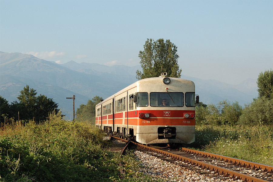 Le train 6904 Skopje/Скопје - Kičevo/Кичево arrive &agrave; Žerovjane.