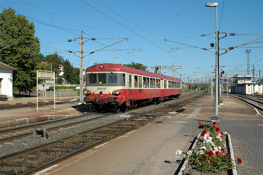 Le TER 835964 St Di&eacute; - Nancy entre en gare de Blainville-Damelevi&egrave;res. A cette &eacute;poque, les roses d'agr&eacute;ments &eacute;taient encore nombreuses sur les quais de la gare.