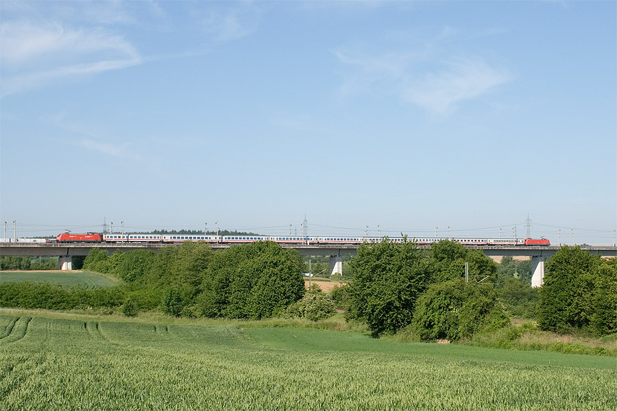 L'EuroCity 266 M&uuml;nchen - Strasbourg franchit le Bauerbach-Talbr&uuml;cke sur la SFS Mannheim - Stuttgart, &agrave; Bauerbach. Le train comporte une BR 101 &agrave; chaque extr&eacute;mit&eacute;, entre M&uuml;nchen et Karlsruhe Hbf.