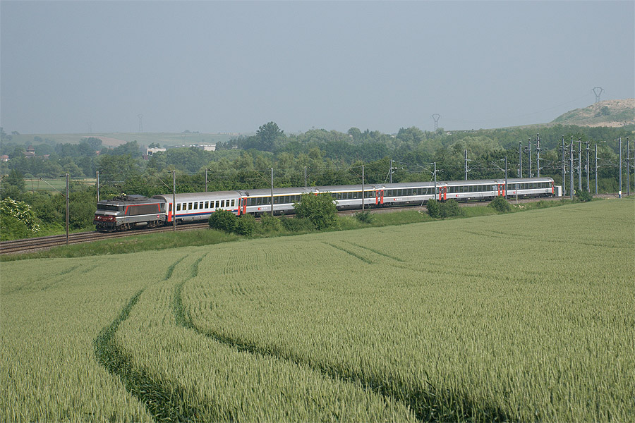 L'EuroCity 91 Vauban Bruxelles-Midi - Brig, circulant avec quelques minutes de retard, dans les courbes de Gosselming.