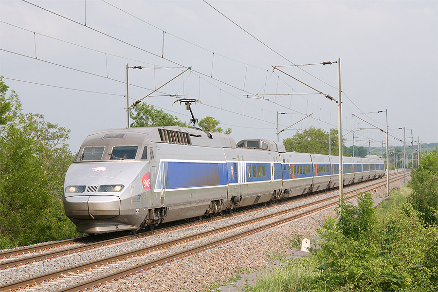 Passage &agrave; Lostroff du train 538048 Mulhouse-Ville - Paris-Est. Il est assur&eacute; par la rame TGV-R 510, auquel a &eacute;t&eacute; incorpor&eacute; la voiture de mesures M&eacute;lusine.