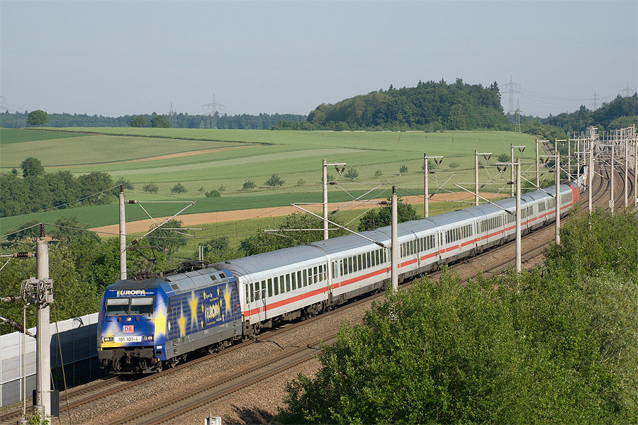 L'EC 61 Strasbourg - M&uuml;nchen Hbf franchit le Bauerbach- Talbr&uuml;cke sur la SFS Mannheim - Stuttgart, &agrave; Bauerbach. Le train comporte une BR 101 &agrave; chaque extr&eacute;mit&eacute;, entre M&uuml;nchen et Karlsruhe Hbf.