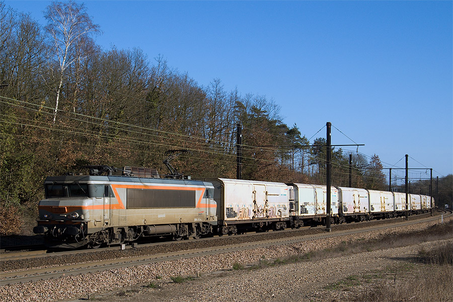 Le train ME140 50039 Rungis - Montauban, servant au transport de fruits et légumes, est vu ici au sud d'Étampes