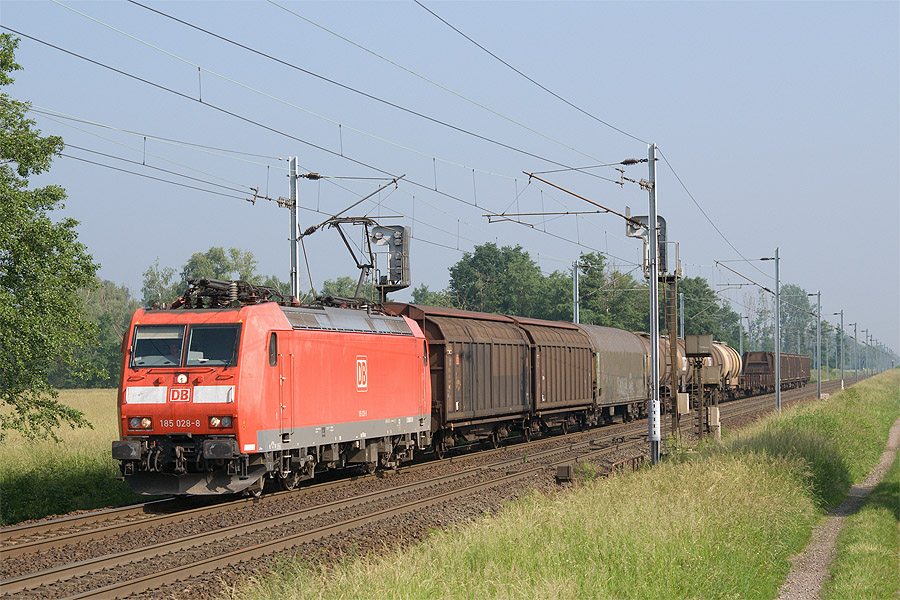 Le train 44255 Le Bourget - Kehl &agrave; Eckwersheim, BR 185 028-8 en charge.