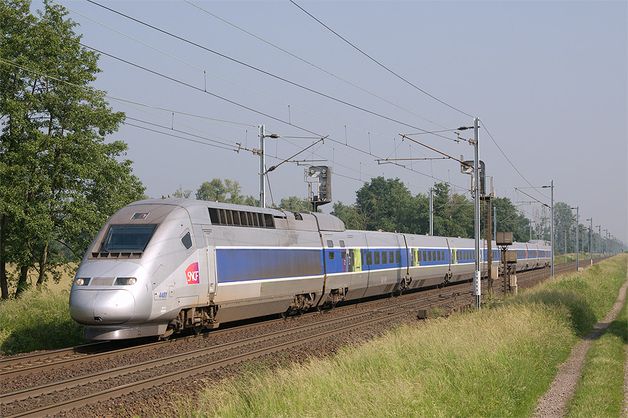 Passage &agrave; Eckwersheim, avec une demi-heure de retard, du train 809471 Paris - Strasbourg, assur&eacute; par la rame POS 4401.