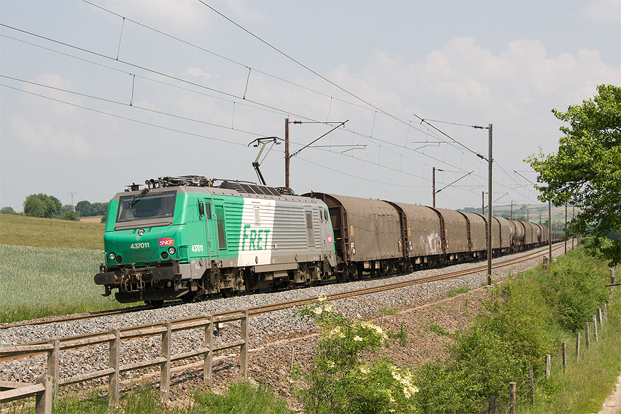 Passage au PN 59 de Saint Jean de Bassel du train 44554 Muttenz - Woippy, BB 37011 en t&ecirc;te.