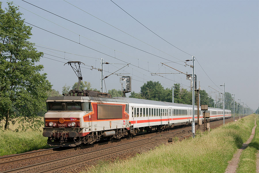 L'EuroCity 65 Paris - M&uuml;nchen &agrave; Eckwersheim, BB 15017 de l'EMT de Strasbourg en t&ecirc;te.