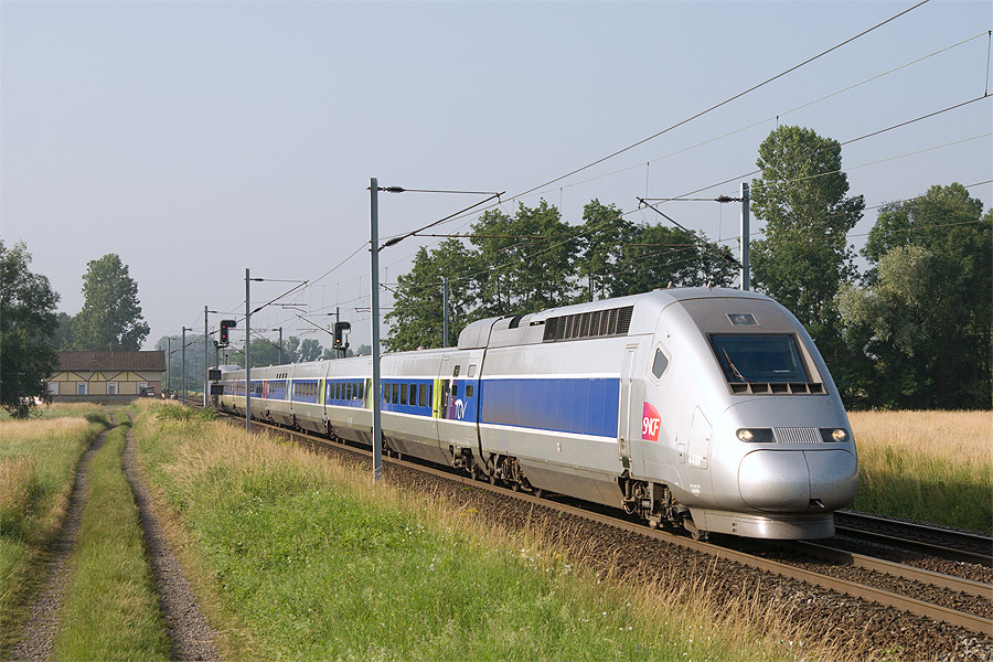 En ce premier jour de service du TGV-Est, vue du train 2412 Strasbourg - Paris &agrave; Eckwersheim, entre Strasbourg et Saverne.