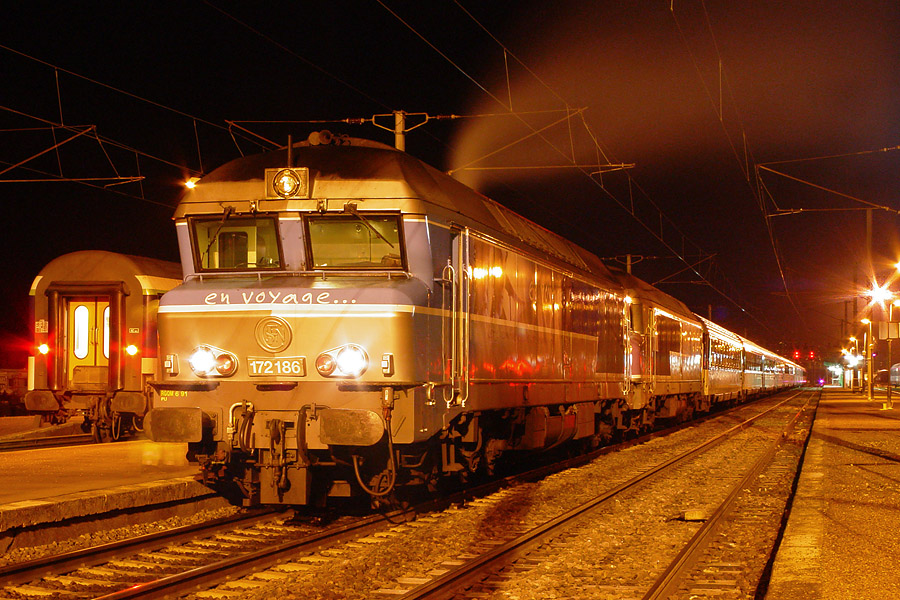 En gare de Chalindrey, le CC 72186 avec un de ses frere en v&eacute;hicule, vient de se mettre en t&ecirc;te du train 10512 Strasbourg - Paris. En raison de travaux sur la ligne 1, le train 1512 a du &ecirc;tre d&eacute;tourn&eacute; &agrave; plusieurs reprises entre Nancy et Noisy par Chalindrey durant l'ann&eacute;e 2004. Les nuits de d&eacute;tournement, ses horaires &eacute;taient revu, et il &eacute;tait renum&eacute;rot&eacute; 10512 Strasbourg - Paris-Est.
