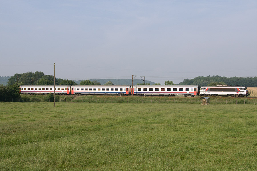 Passage &agrave; Ancerville de l'EuroCity 296 "Jean Monet" Basel - Bruxelles-Midi, BB 15039 en t&ecirc;te.