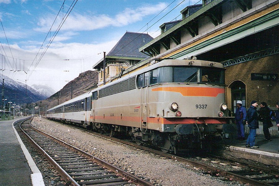 Le TER 97873 Toulouse-Matabiau - Latour de Carol vient d'arriver &agrave; son terminus.