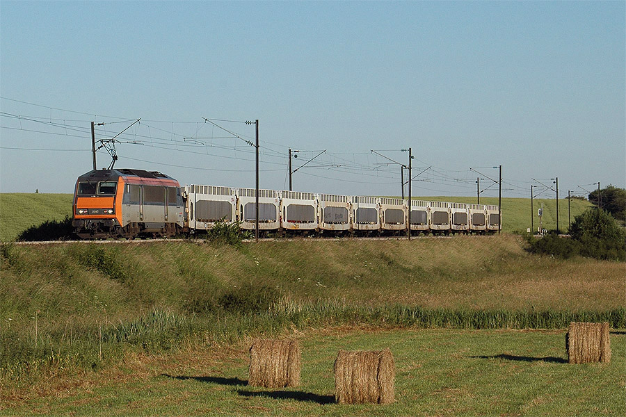 Le train 24581 Fr&eacute;jus-Saint-Rapha&euml;l - Mulhouse &agrave; Ancerville. Depuis Metz, il achemine des porte-autos TA260 Narbonne - Strasbourg et Narbonne - Mulhouse-Ville.