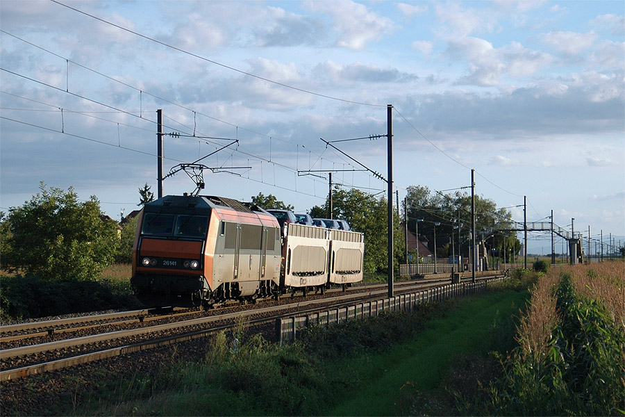 Passage &agrave; Matzenheim du train 24578 Mulhouse- Ville - Fr&eacute;jus-Saint-Rapha&euml;l. Entre Mulhouse et Strasbourg, il est compos&eacute; exclusivement de deux TA260 STVA assurant la relation auto-train Mulhouse - Narbonne. Il se verra ajouter des fourgons porte-autos en gare de Strasbourg et de Metz. Les deux portes autos visibles sur la photo, seront remis en gare de Metz, sur l'auto-train 24582 Metz-Ville - Narbonne.