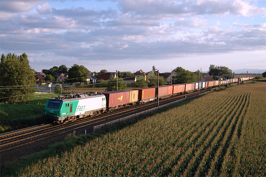 Le train 42922 Muttenz - Bettembourg &agrave; Matzenheim. Ce train est mis en route par l'op&eacute;rateur HUPAC.