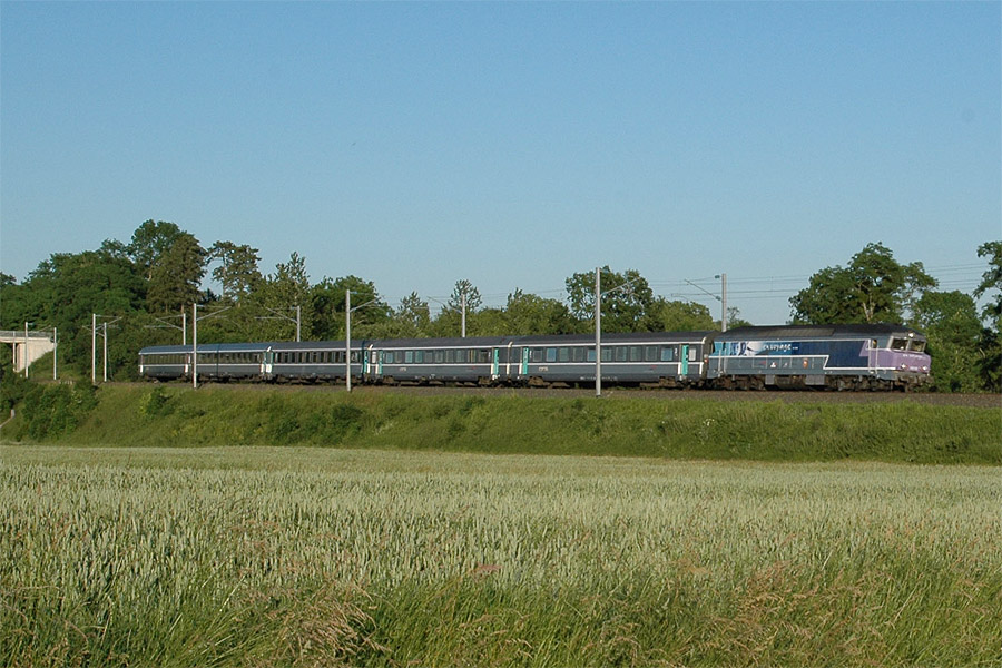 Le train 1705 Paris-Est - Remiremont, du c&ocirc;t&eacute; de Bayon, entre Blainville et &Eacute;pinal. Depuis Nancy-Ville, le train est tract&eacute; par un CC 72100.