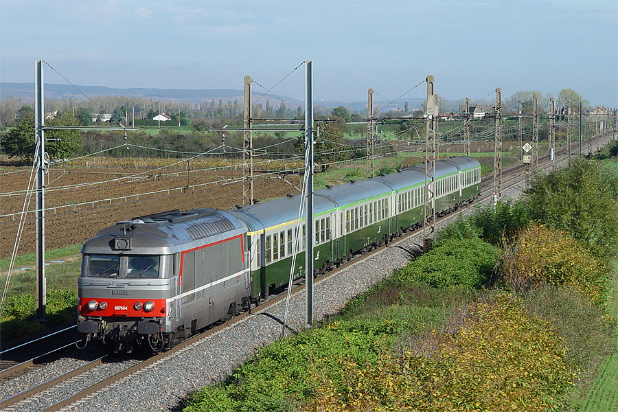 Le BB 67564, au passage &agrave; Meursault, en t&ecirc;te du TER 893007 Dijon-Ville - Nevers.