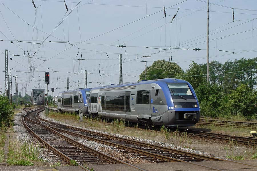 Entr&eacute;e en gare de Kehl du TER 18321 Strasbourg - Offenburg, assur&eacute; par une UM de X 73900.