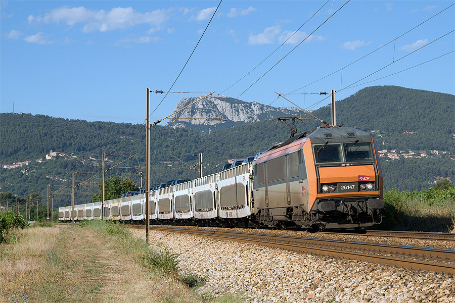L'auto-train 24579 Mulhouse-Ville - Fr&eacute;jus-Saint-Rapha&euml;l &agrave; Cuers, BB 26147 en t&ecirc;te.