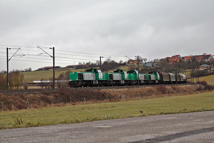 Circulation franchement en avance pour le train 54139 Woippy - Hausbergen, vu ici &agrave; Oberstinzel, sur la ligne 3. En t&ecirc;te, une UM de BB 61000 assure la traction du train. Ce train achemine &eacute;galement en v&eacute;hicule, en t&ecirc;te, deux BB 61000, et en queue, un Y 8000.