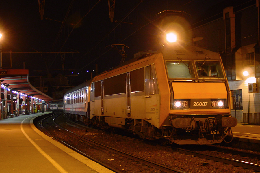 La BB 26087 en gare de Chamb&eacute;ry-Challes-les-Eaux, en t&ecirc;te du train 1282 "France-Alp'-Express" Bourg St Maurice - Bruxelles-Midi. Le train est compos&eacute; int&eacute;gralement de mat&eacute;riel SNCB.