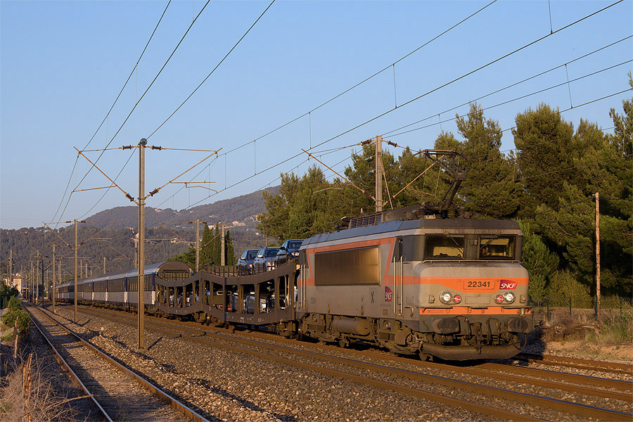 Le train 24530 Nice-Ville - Calais-Ville au passage &agrave; Saint-Cyr - Les Lecques - La Cadi&egrave;re. Il comporte des fourgons porte-autos, tant en t&ecirc;te qu'en queue. &Agrave; noter &eacute;galement la pr&eacute;sence d'une B5rtux+.