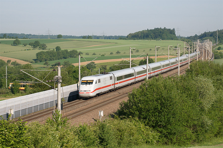 L'ICE 591 Hamburg - M&uuml;nchen traverse le Bauerbach-Talbr&uuml;cke, sur la SFS Mannheim - Stuttgart.