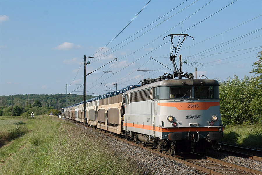 La BB 25115 de l'EMT de Thionville sur un train de FRET se dirigeant vers Thionville