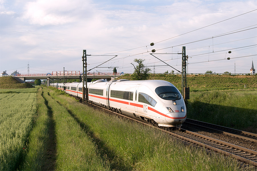 L'ICE 613 Dortmund Hbf - M&uuml;nchen Hbf &agrave; Riedstadt, entre Frankfurt et Mannheim.