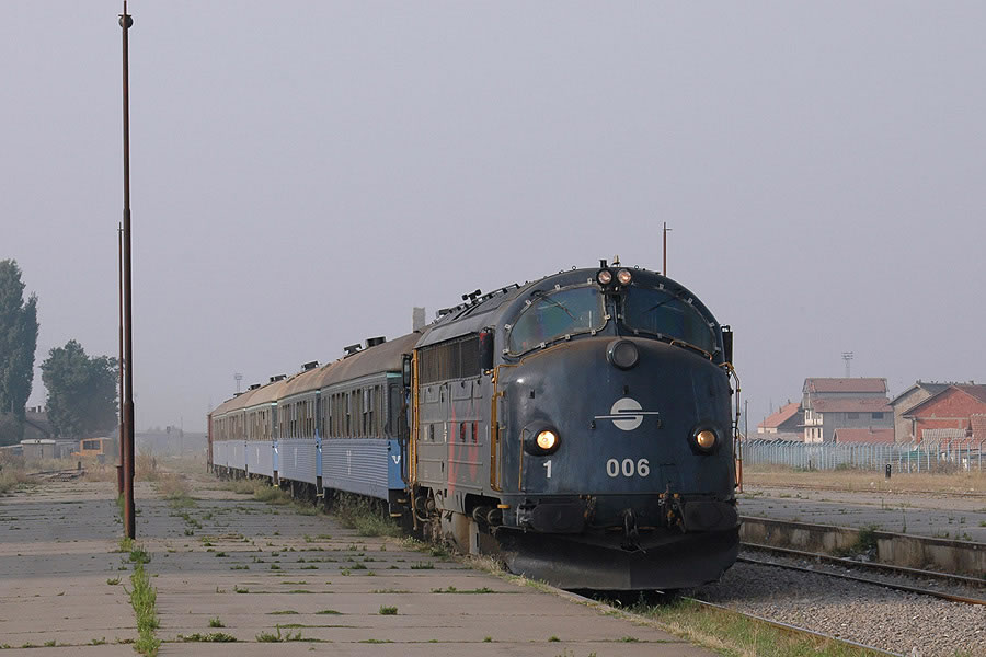 Le train 4100 Hani i Elezit/Đeneral Janković - Fush&euml; Kosov&euml;/Kosovo Polje arrive &agrave; son terminus. Il est compos&eacute; de voitures d'origine su&egrave;doise. En t&ecirc;te, une Di.3 Nohab, ex-NSB.