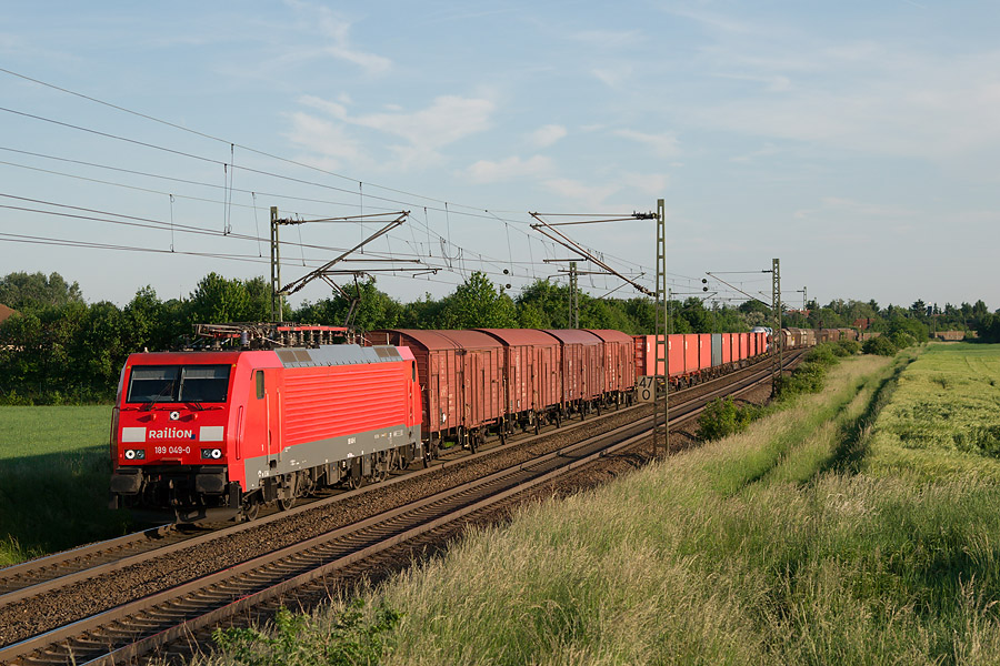 La BR 189 049-0 sur la Riedbahn &agrave; Riedstadt, en t&ecirc;te d'un train du lotissement.