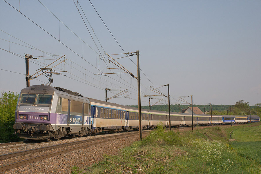 Vue &agrave; Soetrich du train 700038 Metz - Luxembourg, mouvement W qui permet d'assurer dans la foul&eacute;e le train 4238/9 Luxembourg - Nice "Lorazur" . Il est tract&eacute; ici par la BB 26163 en livr&eacute;e En Voyage.