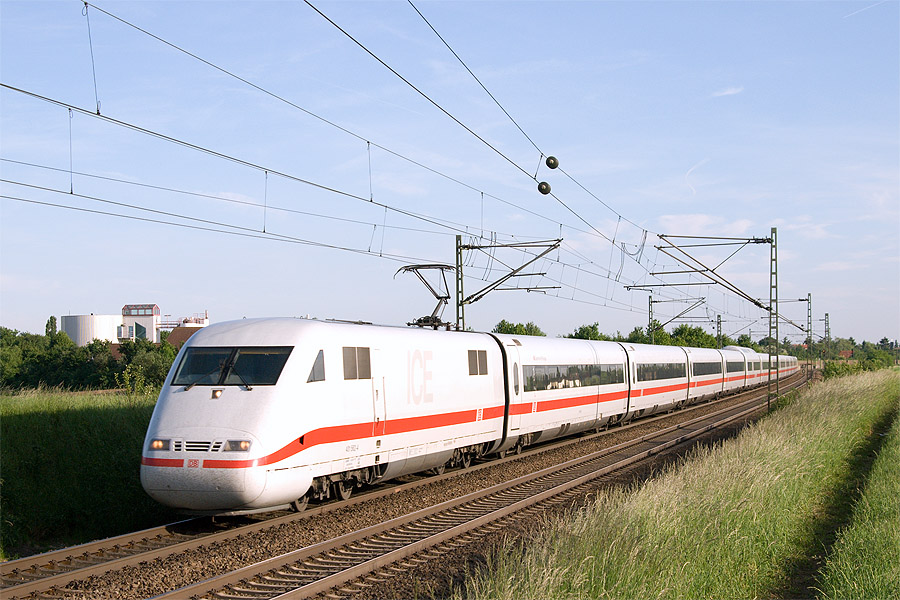 L'ICE 872 Basel SBB - Berlin Ostbf sur la Riedbahn, entre Mannheim et Frankfurt/M, du cot&eacute; de Riedstadt.
