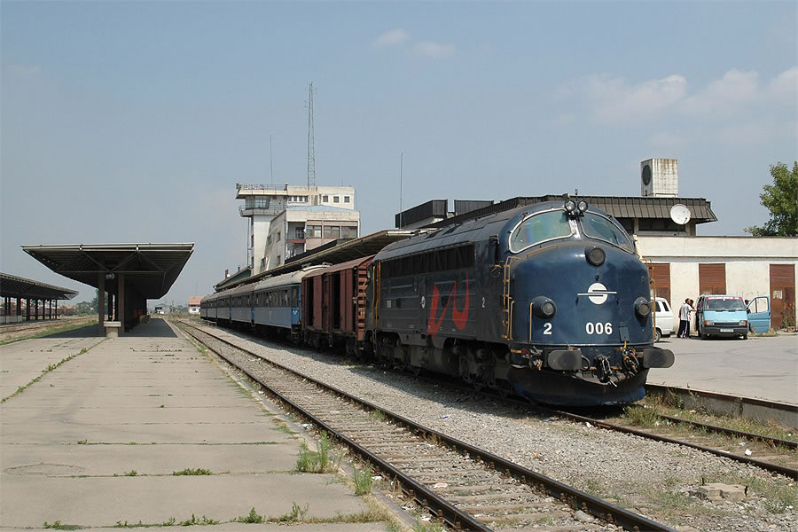 Le train 4300 Leshak/Le&scaron;ak - Fush&euml; Kosov&euml;/Kosovo Polje vient d'arriver &agrave; son terminus. Il est compos&eacute; de voitures d'origine su&egrave;doise. En t&ecirc;te, une Di.3 Nohab, ex-NSB.