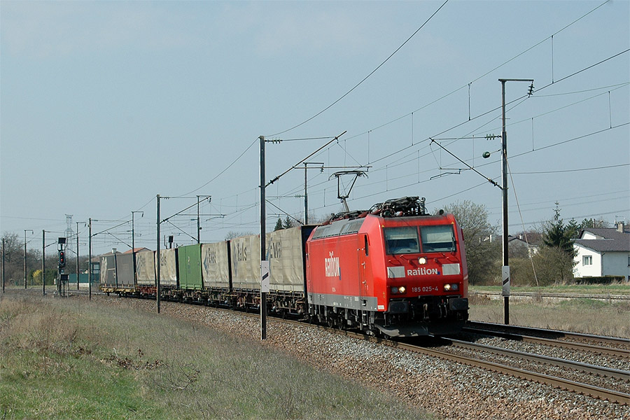 Passage &agrave; Courcelles sur Nied du train 49275 &agrave; Courcelles sur Nied, mis en route par Transfesa, et donc la traction est assur&eacute; par une locomotive SNCF de Cerb&egrave;re &agrave; Metz, puis repris par une BR 185 Railion jusqu'&agrave; sa destination finale.