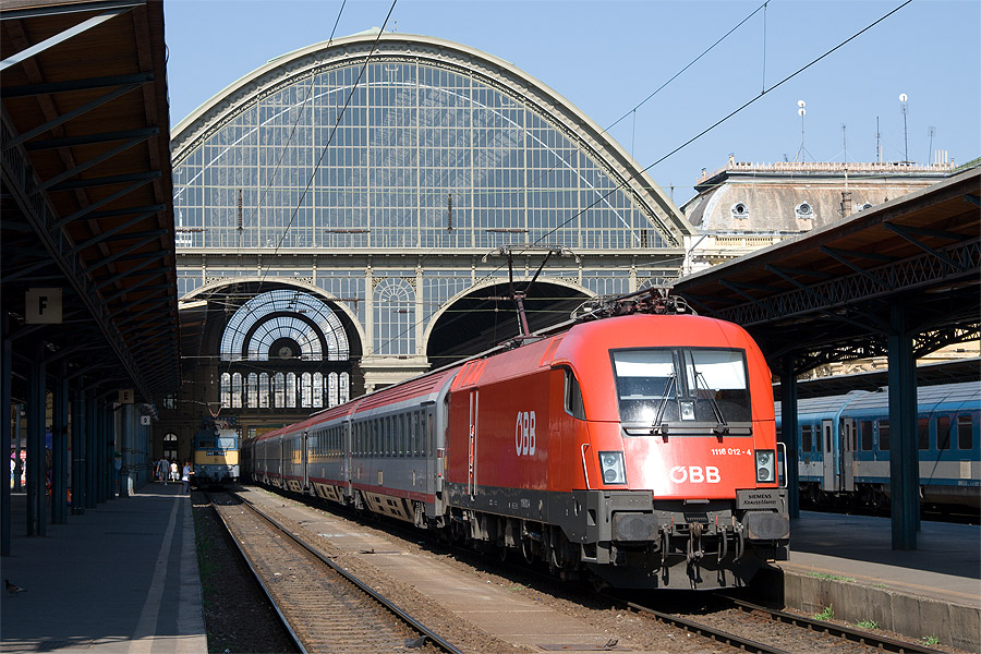L'EuroCity 24 Budapest-Keleti-pu - Dortmund Hbf au d&eacute;part &agrave; Budapest-Keleti-pu.