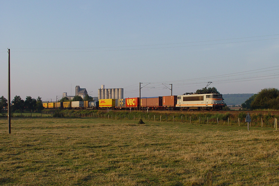 Une BB 25150, ex-Savoie de l'EMT de Thionville, passe à Ancerville, entre Rémilly et Metz, en tête d'un train du transport combiné du courant Basel - Bettembourg.