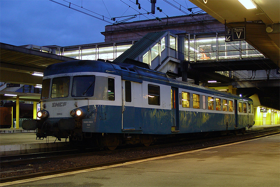 Le X 2903 vient d'arriver en gare de Limoges-B&eacute;n&eacute;dictins, au TER 868757 en provenance de Gueret. Il attend l'ouverture du signal pour &eacute;voluer jusqu'au d&eacute;p&ocirc;t.