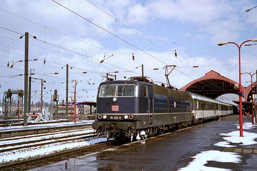 Le TER 18321 quitte Strasbourg pour Offenburg, BR 181 201-5 en t&ecirc;te.